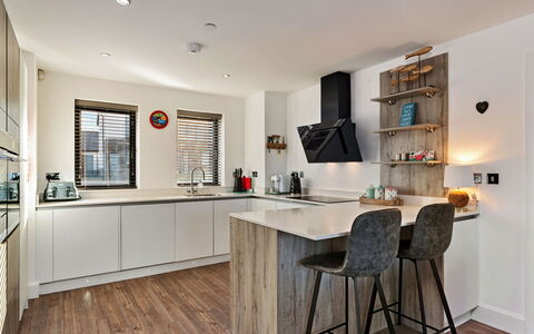 No.1 Sand Banks: Møbel, Indretning, Gulvbelægning, Træ, Countertop, Køkken, Loft, Etage, Lysarmatur, Cabinetry