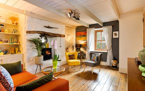 Wallis Cottage: Møbel, Indretning, Gulvbelægning, Væg, Etage, Couch, Stol, Træ, Loft, Stue