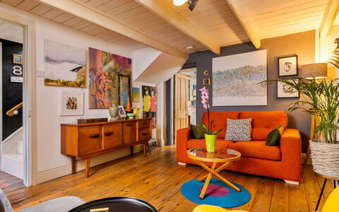 Wallis Cottage: Møbel, Indretning, Gulvbelægning, Væg, Couch, Etage, Træ, Stue, Trægulve, Loft