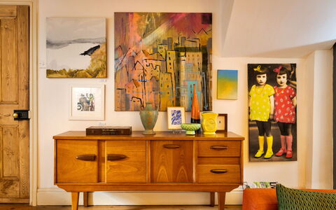 Wallis Cottage: Billedramme, Indretning, Møbel, Maling, Stue, Bejdse, Moderne Kunst, Skuffe, Skænk, Klarlak