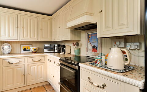 Wallis Cottage: Køkken Apparat, Køkken, Cabinetry, Countertop, Større Bandage, Træ, Skuffe, Indretning, Møbel, Skab