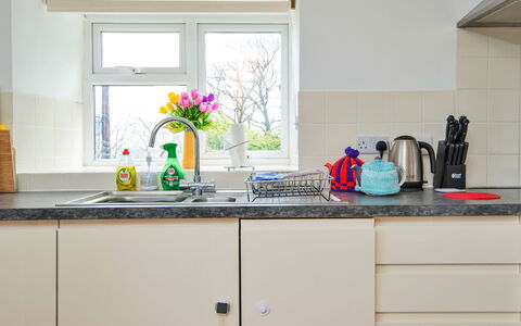 Arfron: Køkken, Køkken Apparat, Countertop, Større Bandage, Cabinetry, Indretning, Gulvbelægning, Husholdningsapparat, Køkkenvask, Værelse
