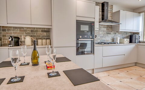 Dockyard House: Køkken Apparat, Køkken, Countertop, Cabinetry, Indretning, Større Bandage, Gulvbelægning, Møbel, Husholdningsapparat, Træ