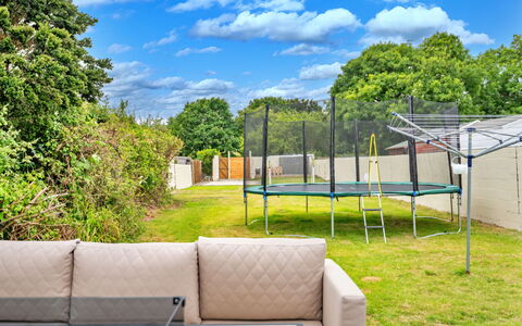Dockyard House: Land Lot, Have, Skygge, Landscaping, Lawn, Hegn, Backyard, Gård, Kunstgræs, Udendørs Møbler