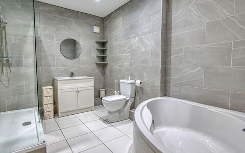 Dockyard House: Gulvbelægning, Indretning, Etage, Væg, Badeværelse, Sanitærarmatur, Loft, Flise, Hjem, Vvs