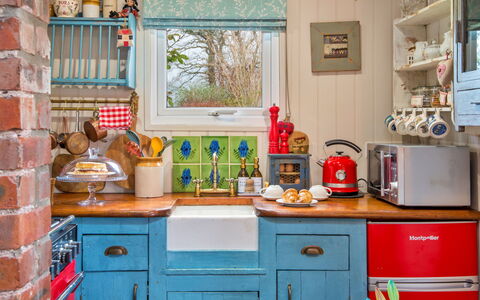 Y Golchdy: Køkken, Køkken Apparat, Indretning, Større Bandage, Countertop, Møbel, Cabinetry, Belysning, Værelse, Hjem