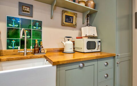 Gablebach: Køkken, Cabinetry, Indretning, Køkken Apparat, Countertop, Træ, Skuffe, Større Bandage, Gulvbelægning, Møbel