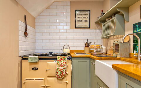 Gablebach: Køkken, Køkken Apparat, Countertop, Større Bandage, Cabinetry, Indretning, Komfur, Træ, Komfur, Møbel