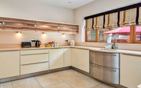 Bryncoch Retreat: Køkken, Indretning, Køkken Apparat, Countertop, Gulvbelægning, Cabinetry, Træ, Møbel, Loft, Større Bandage
