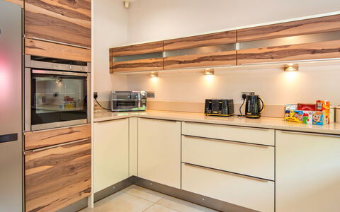 Bryncoch Retreat: Træ, Gulvbelægning, Indretning, Cabinetry, Countertop, Køkken Apparat, Møbel, Loft, Køkken, Etage