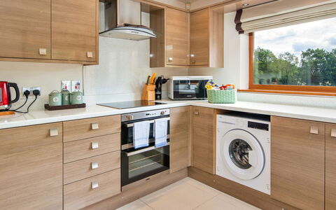 Bryncoch Lodge: Indretning, Møbel, Gulvbelægning, Træ, Countertop, Cabinetry, Køkken, Etage, Loft, Belysning