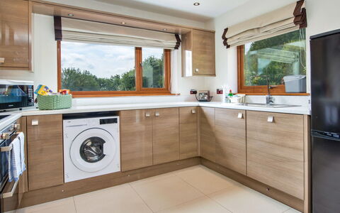 Bryncoch Lodge: Gulvbelægning, Indretning, Countertop, Køkken, Træ, Større Bandage, Etage, Møbel, Køkken Apparat, Cabinetry