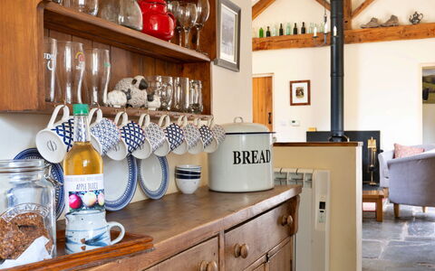 Drovers Retreat: Møbel, Træ, Indretning, Gulvbelægning, Belysning, Cabinetry, Køkken, Værelse, Loft, Bejdse