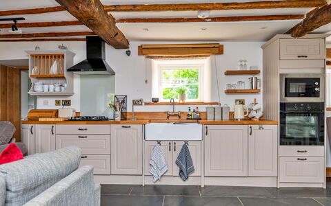 Penclogwynau: Køkken, Gulvbelægning, Countertop, Møbel, Træ, Indretning, Cabinetry, Etage, Loft, Hjem