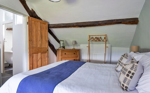 Penclogwynau: Træ, Møbel, Soveværelse, Seng, Hjem, Sengetøj, Etage, Sengetøj, Dør, Bed Frame