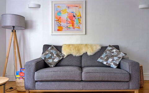 Gorwel: Gulvbelægning, Møbel, Stue, Couch, Sengetøj, Throw Pillow, Trægulve, Hårdttræ, Pude