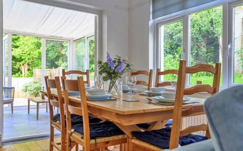 Gorwel: Møbel, Indretning, Stol, Gulvbelægning, Bord, Spisestue, Træ, Etage, Køkken & Spisebord, Loft