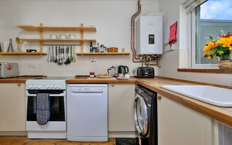 Gorwel: Køkken, Køkken Apparat, Større Bandage, Countertop, Indretning, Gulvbelægning, Værelse, Husholdningsapparat, Køkkenvask, Cabinetry