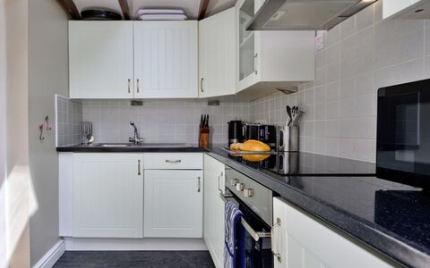 Artro View: Countertop, Køkken, Køkken Apparat, Større Bandage, Cabinetry, Sanitærarmatur, Håndvask, Indretning, Gulvbelægning, Tap