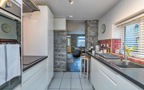 Garreg Ddu: Køkken, Countertop, Indretning, Gulvbelægning, Køkken Apparat, Større Bandage, Cabinetry, Loft, Etage, Træ