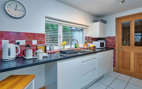Garreg Ddu: Køkken, Køkken Apparat, Countertop, Større Bandage, Indretning, Gulvbelægning, Husholdningsapparat, Cabinetry, Møbel, Køkkenvask