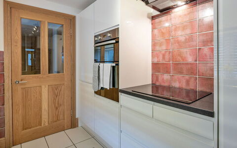 Garreg Ddu: Gulvbelægning, Indretning, Væg, Træ, Etage, Cabinetry, Countertop, Køkken, Værelse, Møbel