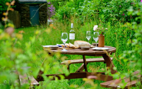 Tafarn Trip: Møbel, Bord, Udendørs Møbler, Sommer, Udendørs Bord, Bordservice, Have, Stol, Forår, Picnic Bord