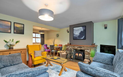 Riverstone Cottage: Møbel, Indretning, Couch, Gulvbelægning, Træ, Etage, Stue, Loft, Bord, Værelse