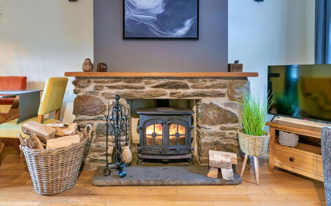 Riverstone Cottage: Møbel, Indretning, Gulvbelægning, Hearth, Træ, Værelse, Loft, Stue, Etage, Bord
