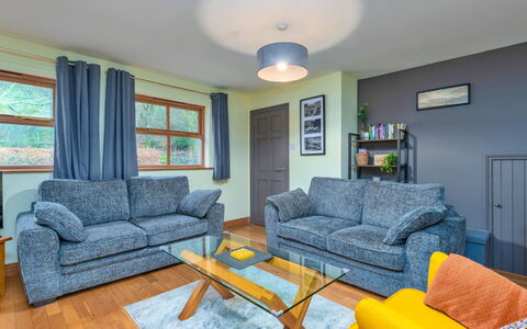 Riverstone Cottage: Møbel, Indretning, Couch, Gulvbelægning, Etage, Stue, Hjem, Værelse, Lejlighed