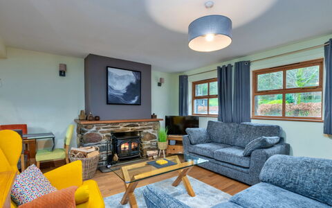 Riverstone Cottage: Møbel, Indretning, Couch, Gulvbelægning, Stue, Etage, Hjem, Loft, Bord