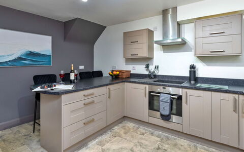 Riverstone Cottage: Køkken, Countertop, Køkken Apparat, Større Bandage, Indretning, Cabinetry, Gulvbelægning, Møbel, Træ, Etage