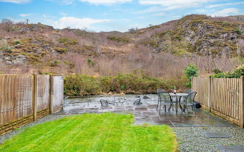 Riverstone Cottage: Have, Landscaping, Gård, Bejdse, Hårdttræ, Backyard, Flise, Hegn, Eco Hotel, Walkway