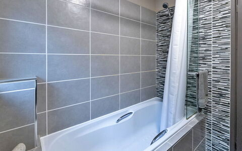 Riverstone Cottage: Gulvbelægning, Sanitærarmatur, Etage, Badekar, Indretning, Badeværelse, Flise, Kompositmateriale, Vvs, Glas