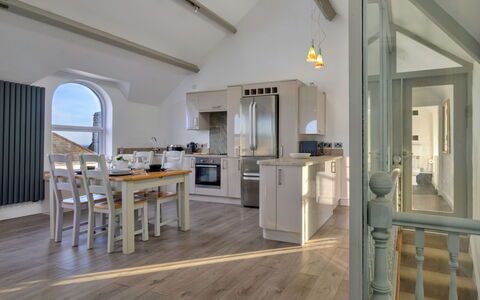 Gwynle: Møbel, Gulvbelægning, Indretning, Træ, Etage, Loft, Køkken, Trægulve, Countertop, Belysning