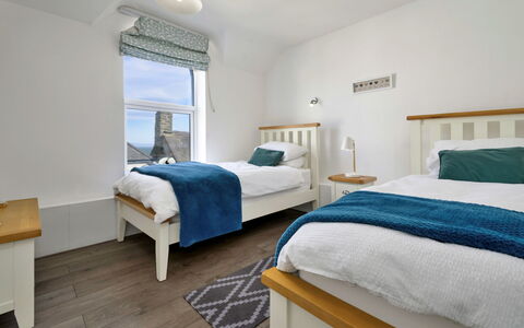 Gwynle: Soveværelse, Seng, Træ, Sengetøj, Møbel, Sengetøj, Hjem, Bed Frame, Etage, Lejlighed