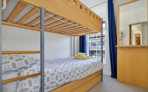 Awel Y Mor: Træ, Indretning, Gulvbelægning, Køjeseng, Etage, Seng, Soveværelse, Lejlighed, Møbel, Bed Frame