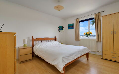 Ty Glan Y Mor: Træ, Seng, Møbel, Soveværelse, Indretning, Etage, Gulvbelægning, Værelse, Bed Frame, Sengetøj