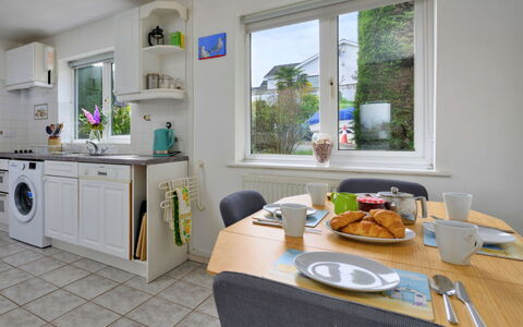 Ty Glan Y Mor: Større Bandage, Køkken, Køkken Apparat, Countertop, Gulvbelægning, Indretning, Møbel, Etage, Hjem, Husholdningsapparat