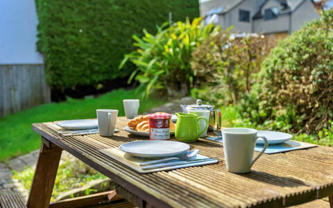 Ty Glan Y Mor: Møbel, Bordservice, Bord, Serveware, Mad, Udendørs Møbler, Udendørs Bord, Tallerkner, Drinkware, Køkken & Spisebord