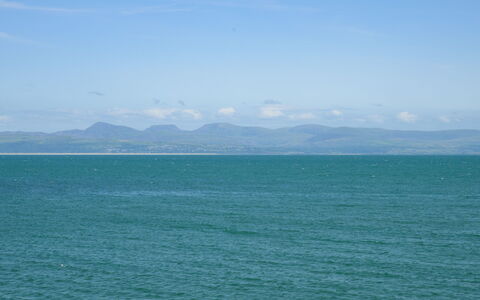 Ty Glan Y Mor: Blå, Himmel, Vandressourcer, Daytime, Horisont, Sky, Hav, Coastal Og Oceaniske Landskabsformer