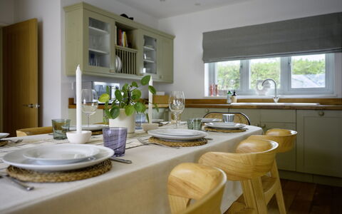 Hampton Coast: Møbel, Indretning, Træ, Køkken, Gulvbelægning, Loft, Belysning, Bordservice, Hjem, Countertop