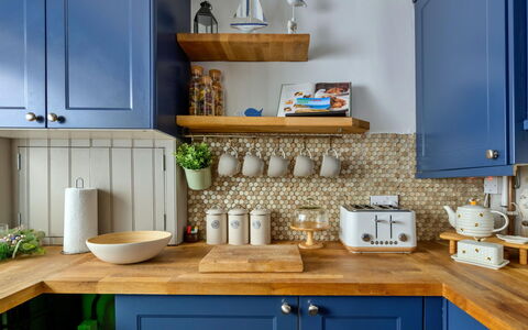 Brigwyn: Køkken, Møbel, Cabinetry, Køkken Apparat, Bordservice, Countertop, Indretning, Skab, Værelse