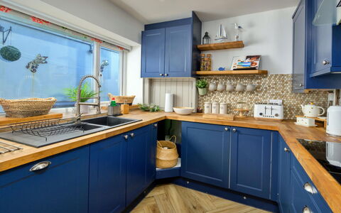 Brigwyn: Køkken, Cabinetry, Træ, Møbel, Indretning, Køkken Apparat, Countertop, Gulvbelægning, Belysning, Større Bandage