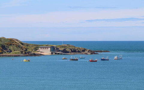 Brigwyn: Blå, Himmel, Vand, Vandressourcer, Krop Af Vand, Kyst, Coastal Og Oceaniske Landskabsformer, Hav, Headland, Horisont