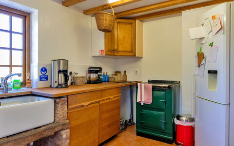 Waen Farm Cottage: Køkken, Træ, Køkken Apparat, Countertop, Større Bandage, Gulvbelægning, Cabinetry, Indretning, Møbel, Værelse
