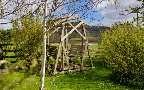 Waen Farm Cottage: Træ, Forår, Kvist, Have, Pasture, Woodland, Udendørs Struktur, Garden Bygninger, Backyard