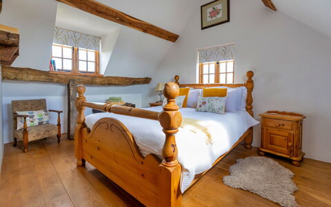 Waen Farm Cottage: Seng, Soveværelse, Træ, Møbel, Sengetøj, Sengetøj, Hjem, Hus, Indretning, Bed Frame