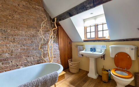 Waen Farm Cottage: Væg, Sanitærarmatur, Træ, Gulvbelægning, Badeværelse, Indretning, Etage, Tap, Vvs, Belysning