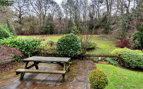 Dolhyfryd Lodge: Græs, Blad, Vegetationen, Busk, Udendørs Bench, Have, Plantesamfund, Bunddække, Land Lot
